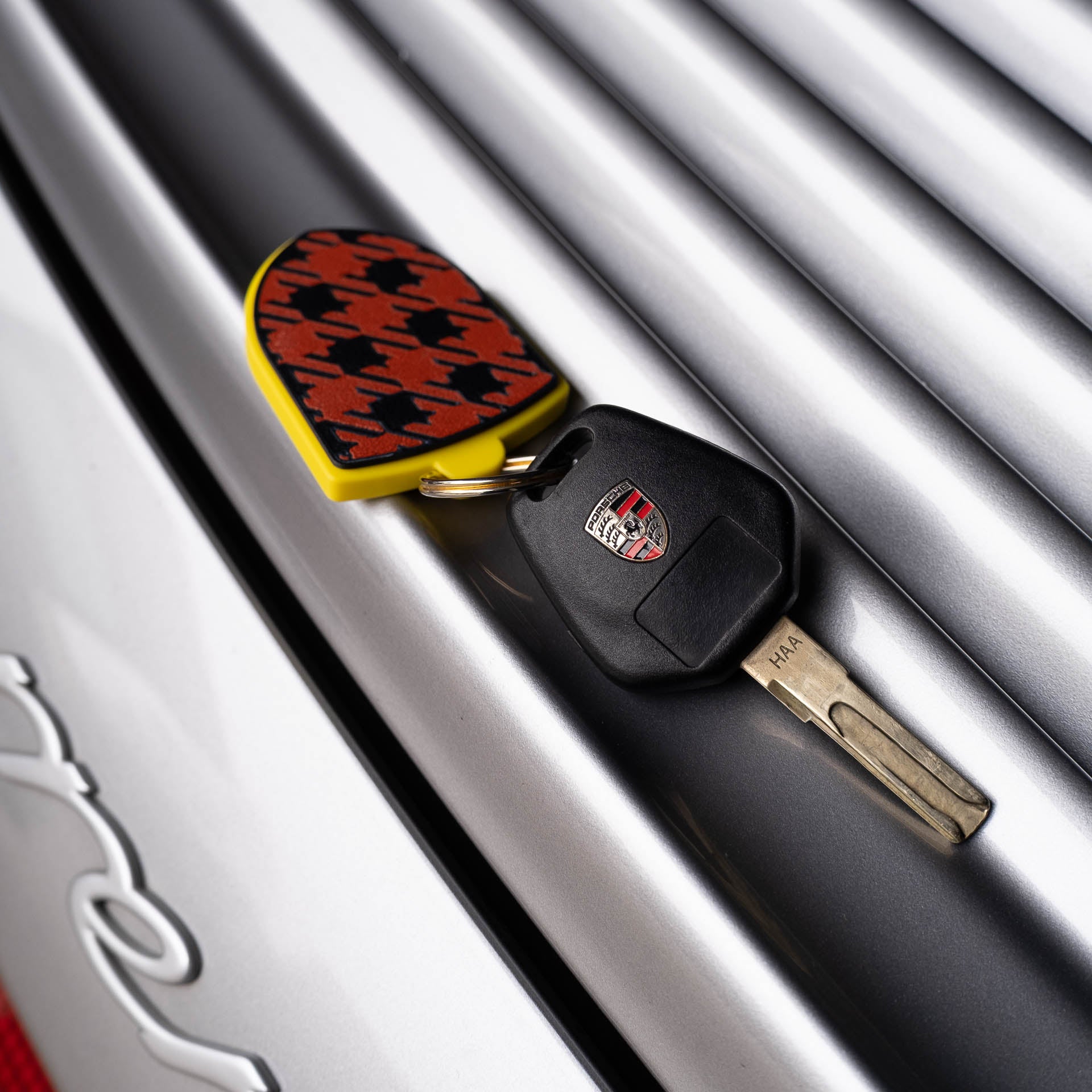 Keychain for Porsche Fans – Crest Shape & Pepita